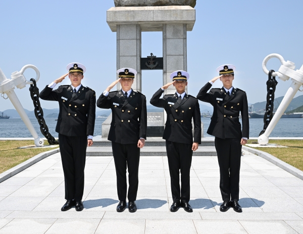 전국 최초 해군부사관 양성 ‘부산해군과학기술고’ 신입생들이 제복을 착용하고 거수경례를 하고 있다. (사진=부산교육청 제공)