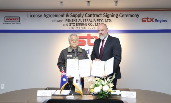 이상수 STX엔진 대표(왼쪽)가 6일(현지시간) 호주 PENSKE Australia와 호주 레드백 보병장갑차용 디젤엔진 공급을 위한 840억원 규모의 공급 계약 및 기술이전 라이선스 계약을 체결한 뒤 기념사진을 찍고 있다. (사진=STX엔진 제공)