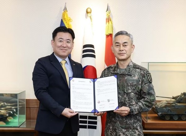 7일 강원 홍천군 육군 제11기동사단 사령부에서 열린 장병 복지향상을 위한 육군 11기동사단·(주)오뚜기 업무 협약식에서 권혁동 사단장(오른쪽)과 황동건 오뚜기 FS사업부장이 기념사진을 찍고 있다. (사진=육군 제11기동사단 제공)