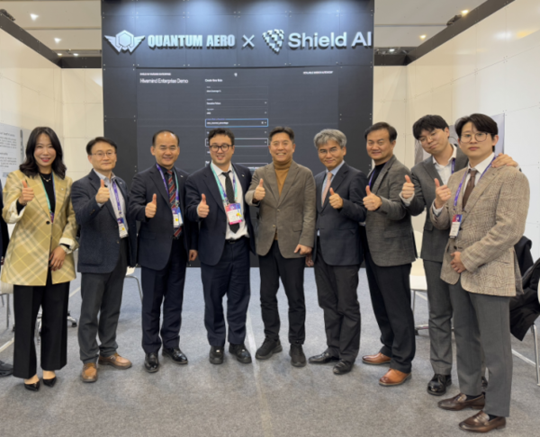 방위산업 인공지능(AI) 스타트업 퀀텀에어로 전동근 대표(왼쪽 네 번째) 등 임직원들이 18일 Seed 투자 37억원 유치에 성공한 뒤 기념사진을 찍고 있다. (사진=퀀텀에어로 제공)