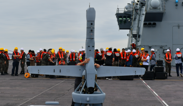 2024년 6월 해군 독도함에서 전투실험을 진행하고 있는 퀀텀에어로의 미국 파트너 쉴드AI의 ‘V-BAT’ 수직이착륙무인기. (사진=퀀텀에어로 제공)