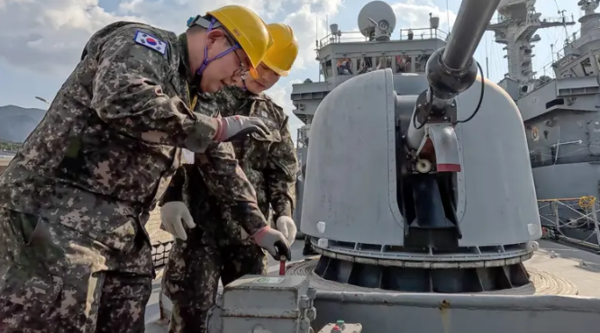 18일 경남 진해 해군기지에서 한미 연합연습 ‘자유의 방패’(프리덤실드·FS) 일환으로 실시된 예비역 함정 재취역 훈련에 참여한 퇴역함 남원함에서 예비군들이 훈련하고 있다. (사진=해군 제공)