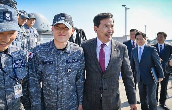 김선호 국방부 장관 직무대행이 15일 평택 제2함대사령부를 방문해 서해 군사대비태세를 점검한 뒤 윤영하함 소속 장병을 격려하고 있다. (사진=국방부 제공)