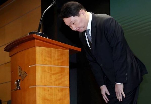 최태원 SK그룹 회장이 7일 오전 서울 중구 SK텔레콤 T타워 수펙스(SUPEX) 홀에서 SK텔레콤의 유심 해킹 사고와 관련해 대국민 사과를 하고 있다.