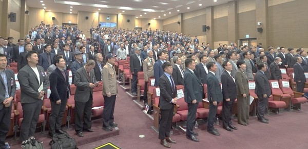 7일 국회의원회관 대회의실에서 더불어민주당 전현희 국회의원 주최로 개최된 ‘ROTC 육성 및 활성화에 관한 법률안 제정을 위한 국회입법 공청회’에서 참석자들이 국민의례를 하고 있다.