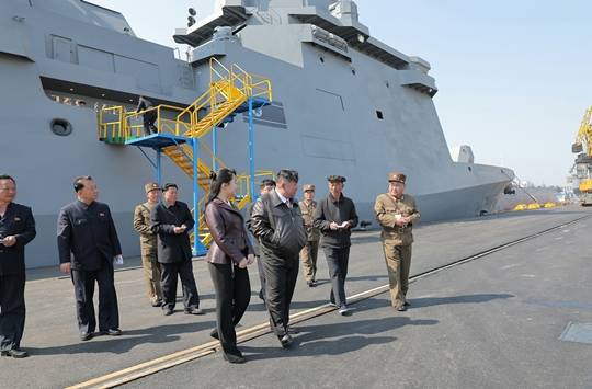 지난 4월 25일 북한 김정은 국무위원장이 딸 주애와 함께 신형 구축함 ‘최현함’을 진수식에 참관하는 모습. (사진=통일부 제공)