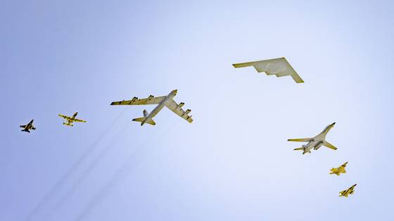 24일(현지시간) 미국 플로리다주 마이애미비치에서 열린 현대자동차 후원 ‘현대 에어 앤 시 쇼(Hyundai Air and Sea Show)’에서 미 공군의 F-16, A-10, B-52, B-2, B-1, F-22, F-15(왼쪽부터) 등 폭격기·전투기들이 편대비행하고 있다. (사진=미 공군 제공)