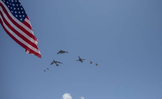 24일(현지시간) 미국 플로리다주 마이애미비치에서 열린 현대자동차 후원 ‘현대 에어 앤 시 쇼(Hyundai Air and Sea Show)’에서 미 공군의 F-16, A-10, B-52, B-2, B-1, F-22, F-15(왼쪽부터) 등 폭격기·전투기들이 편대비행하고 있다. (사진=미 공군 제공)