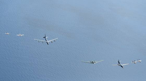 24일(현지시간) 미국 플로리다주 마이애미비치에서 열린 현대자동차 후원 ‘현대 에어 앤 시 쇼(Hyundai Air and Sea Show)’에서 미 공군의 F-16, A-10, B-52, B-2, B-1, F-22, F-15(왼쪽부터) 등 폭격기·전투기들이 편대비행하고 있다. (사진=미 공군 제공)