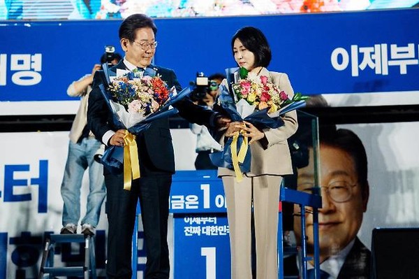 이재명 대통령과 김혜경 여사가 4일 새벽 당선이 확정되기 직전 서울 여의도 국회 앞에서 열린 국민 개표방송시청 행사에서 꽃다발을 받는 모습. (사진=공동취재단)