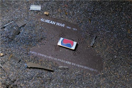 한화에어로스페이스, 한화시스템, 한화오션 등 한화그룹 방산 3사는 6월 호국보훈의 달을 맞아 국가보훈부, 국방부유해발굴감식단과 함께 K-9 자주포 제작에 쓰고 남은 철을 재활용해 만든 태극기 배지를 제작·배포한다. 유해를 발굴하지 못한 6·25 전사자들을 기리는 캠페인이다. (사진=한화에어로스페이스 제공)