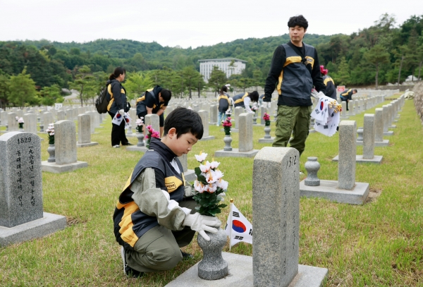 KB국민은행 임직원과 가족들이 제70회 현충일을 맞아 5일 국립서울현충원 헌화 및 태극기 정비, 환경 정화 봉사활동을 하고 있다. (사진=KB국민은행 제공)