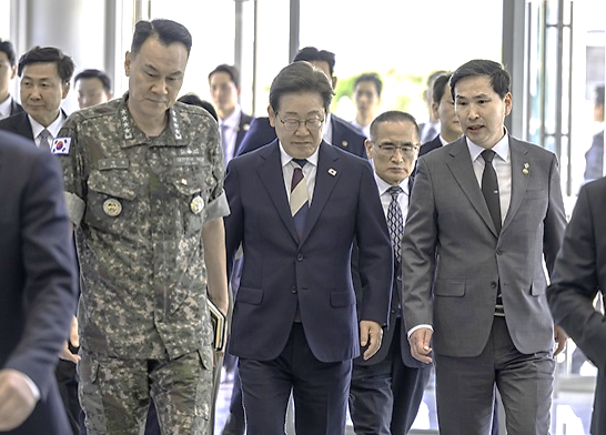 이재명 대통령이 4일 오후 서울 용산구 합동참모본부를 방문해 김선호 국방부 장관 직무대행, 김명수 합참의장과 합참 지휘통제실로 이동하고 있다. (사진=국방부 제공)