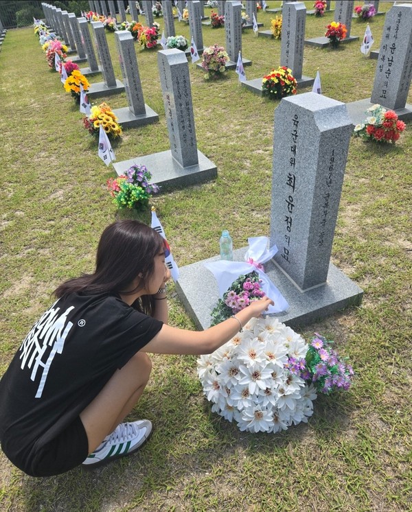 6일 제70회 현충일을 맞아 서울 동작구 국립서울현충원을 찾은 한 참배객이 나라를 위해 헌신한 순국선열의 묘비에 헌화하고 감사의 마음을 전하고 있다.