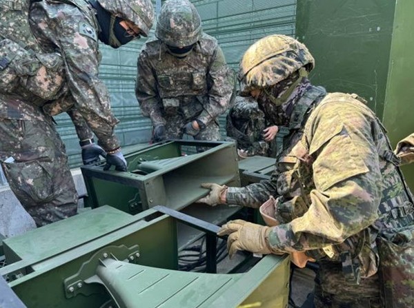 이재명 대통령의 지시에 따라 11일 14시를 기해 대북 확성기 방송이 재개 1년만에 중단되고 북한도 이에 호응해 같은 날 대남 확성기 방송을 중단했다. 2024년 6월 최전방 육군장병들이 대북확성기 방송 재개를 위해 장비를 점검하고 있다. (사진=합동참모본부 제공)