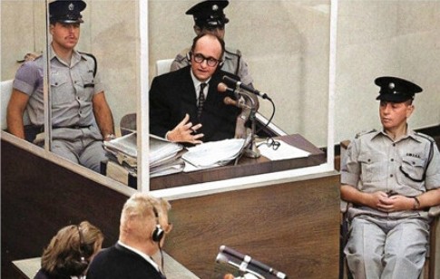 1960년 아르헨티나에서 압송한 나치 전범 아돌프 아이히만의 재판 장면. 그는 반인도범죄, 유대인에 대한 범죄 등 15가지 혐의로 기소되어 사형을 선고받아 1962년 6월 1일 교수형에 처해졌다. (사진=‘예루살렘 이전의 아이히만’ 서적 표지 갈무리)