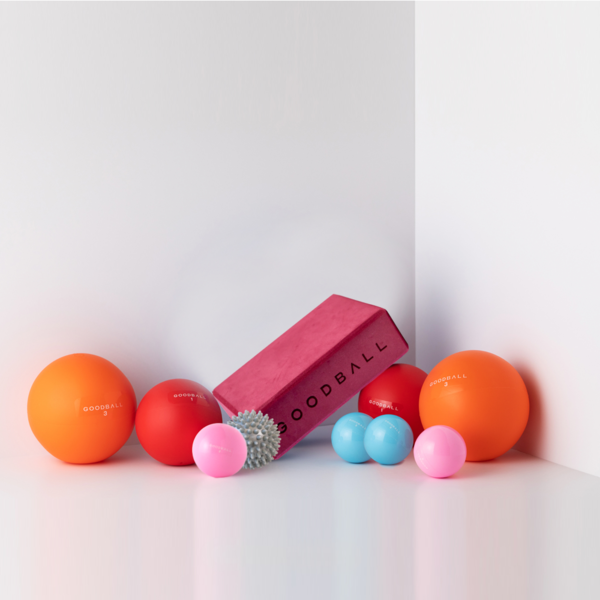 굿볼은 지름  4cm, 7cm, 8cm, 9cm, 11cm, 14 cm 등 여러 종류가 있으며, 인체 평균 경도(40~41 Shore A)에 맞춘 특수 고무공으로, 신체를 눌러 근막을 이완하고 혈류를 개선하는 한국 자생 운동기구다.