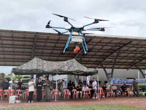 육군 3군단과 양구군이 19~20일 이틀간 개최한 ‘민·군 드론 페스티벌’ 참가자들이 드론을 조종하고 있다. (사진=부대 제공)