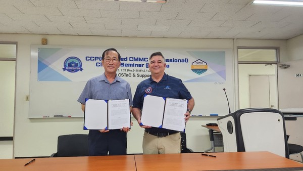 데이터소프트나우 CMMC 컨설팅 사업부 장경준 부사장(왼쪽)과 CSTaC의 제프리 크럼프(Jeffrey Crump) 대표가 22일 가천대학교 반도체대학에서 CMMC 인증 전문가(CCP) 양성 교육을 위한 양해각서(MOU)를 체결하고 기념사진을 찍고 있다. (사진=데이터소프트나우 제공)