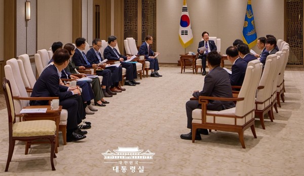 이재명 대통령이 29일 국무회의에서 안규백 신임 국방부 장관에게 국방홍보원 기강 확립을 공개적으로 지시했다. 대통령이 주무부서 장관에게 공개석상에서 특정 기관을 지목하며 기강을 잡으라고 지시하는 것은 대단히 이례적이다. 사진은 이 대통령과 국무위원 회의 모습. (사진=대통령실 제공)