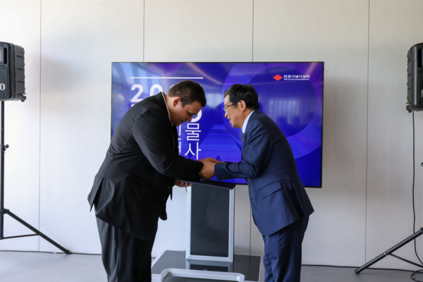 백승주 전쟁기념사업회장(오른쪽)이 7일 서울 용산 전쟁기념관에서 열린 8월 호국인물 ‘독립운동가 최재형’ 현양 행사에서 최재형 선생의 5대손 최일리야 씨에게 이달의 호국인물 선정 증서를 수여하고 있다. (사진=전쟁기념사업회 제공)