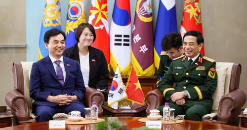 안규백 국방부 장관(왼쪽)이 12일 오후 서울 국방부 청사에서 정상회담 수행을 위해 방한 중인 판 반 장(Phan Van Giang) 베트남 국방장관과 회담하고 있다. (사진=국방부 제공)