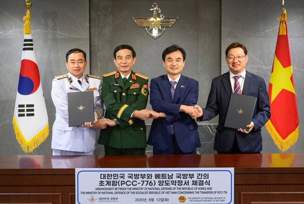 안규백 국방부 장관과 판 반 장(Phan Van Giang) 베트남 국방장관이 12일 서울 국방부 청사에서 한국 해군 퇴역 초계함(PCC-776) 양도 약정서를 체결한 뒤 기념사진을 찍고 있다. 왼쪽부터 베트남 쩐 타잉 응이엠(Tran Thanh Nghiem) 해군사령관, 판 반 장 국방장관, 안 장관, 이갑수 국방부 군수관리관. (사진=국방부 제공)