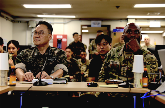 김명수 합참의장과 제이비어 브런슨(Xavier Brunson) 연합사령관이 연합군사정보지원작전구성군사령부를 방문하여 작전수행체계를 점검하고 있다. (사진=합참 제공)