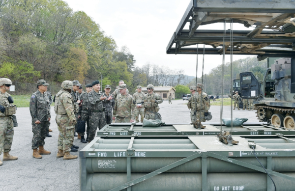 미군 부대 캠프 케이시에서 한미 양국군 장병들이 연합작전태세를 점검하고 있다. (사진=합참 제공)