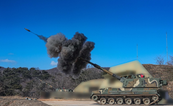 서북도서방위사령부 예하 해병대 제6여단과 연평부대 포병부대가 백령도와 연평도에서 K-9 자주포가 참가한 가운데 해상사격훈련을 실시하고 있다. (사진=합참 제공)