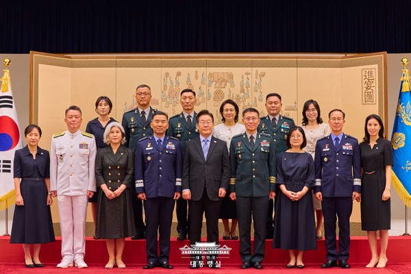 이재명 대통령이 2일 대장 진급·보직 신고 및 삼정검 수치 수여식에서 참석자들과 기념사진을 찍고 있다. (사진=대통령실 제공)