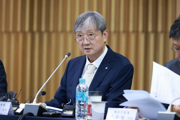 롯데카드의 해킹사고에 대해 긴급 대응책 마련을 지시하고 있는 이찬진 금융감독원장. (사진=금융감독원 제공)