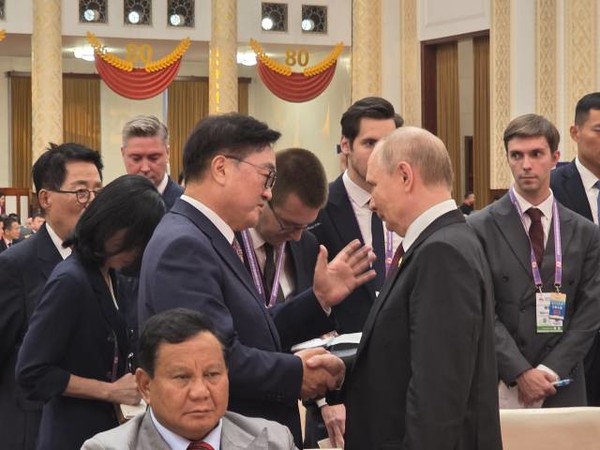 우원식 국회의장이 3일 중국 베이징에서 열린 제80주년 중국 전승절 열병식 및 환영 리셉션에서 블라디미르 푸틴 러시아 대통령과 대화하고 있다. (사진=국회의장실 제공)