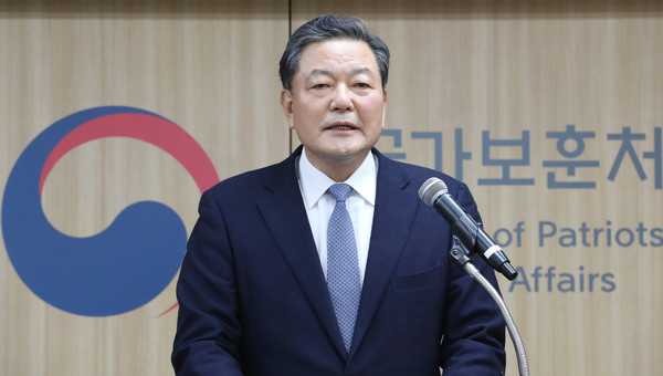 국가보훈부가 후원하고 국방신문이 개최하는 ‘6·25전쟁 유엔 참전용사 초상화 헌정 및 전시회’ 황기철 추진위원장이 2020년 12월 31일 국가보훈처(현 국가보훈부) 처장으로 취임하는 모습. (사진=국가보훈부 제공)