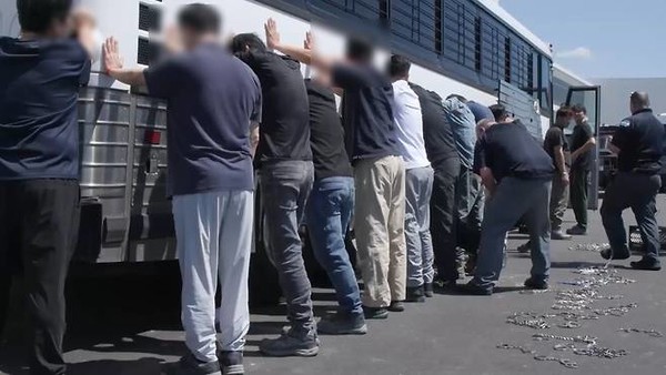 4일(현지시간) 미국 조지아주 현대차·LG에너지솔루션 배터리 공장에서 체류 목적에 맞지 않는 비자를 소지했다는 이유로 적발된 한국인 등 현장 직원들이 길게 늘어서 몸수색을 당하고 있다. (사진=미국 이민세관단속국 누리집 갈무리)