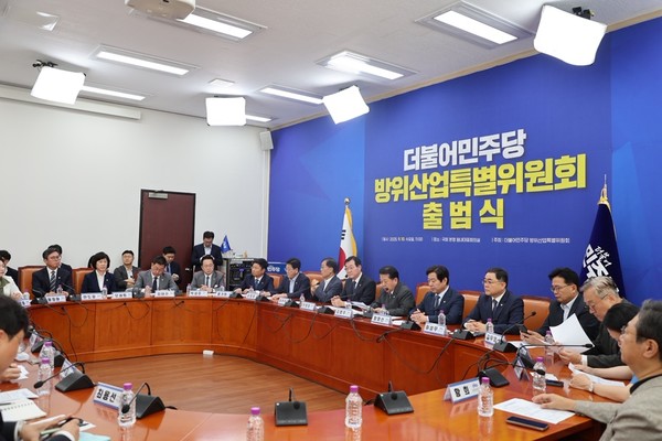 더불어민주당 방위산업특별위원회 위원들이 10일 국회 원내대표 회의실에서 공식 출범식을 갖고 회의를 하고 있다. (사진=황희 의원실 제공)