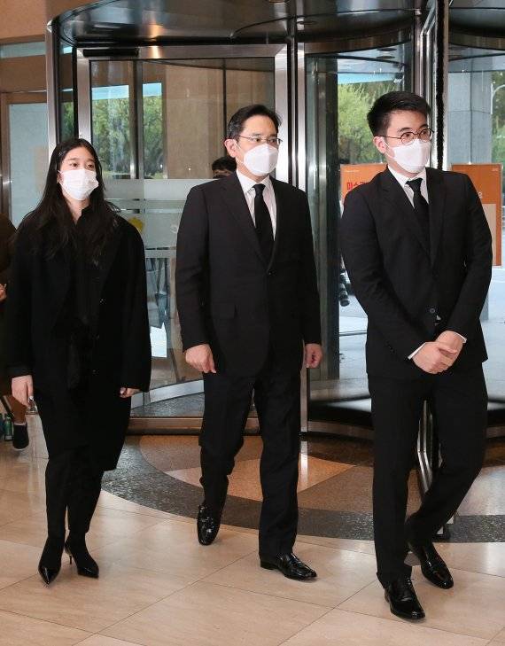 이재용 삼성전자 회장과 딸 이원주 씨, 아들 이지호 씨가 2020년 10월 25일 서울 강남구 삼성서울병원 장례식장에 마련된 故 이건희 삼성그룹 회장의 빈소로 이동하고 있다.