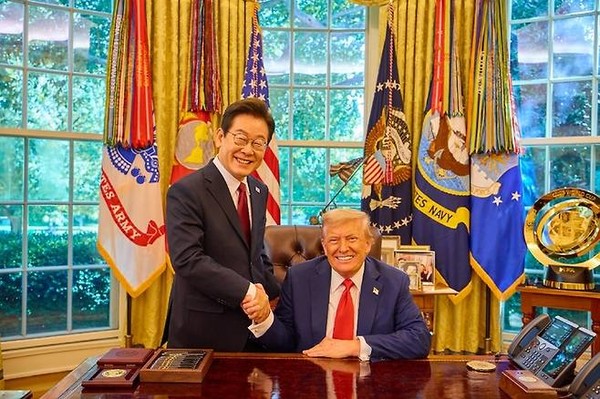 이재명 대통령과 도널드 트럼프 미국 대통령이 8월 25일(현지시간) 미국 워싱턴DC 백악관에서 한미 정상회담을 마치고 악수하며 기념촬영을 하고 있다. (사진=백악관 제공)