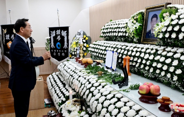 유정복 인천광역시장이 12일 인천해양경찰서 고(故) 이재석 경장의 빈소를 찾아 조문하고 있다. (사진=인천광역시청 제공) 