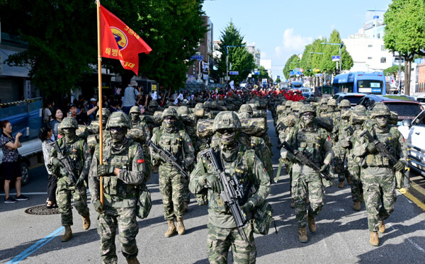 해병대가 14일 인천시 동인천역 남광장에서 중구청까지 인천상륙작전 제75주년 기념 시가행진을 하고 있다. (사진=인천시 제공)