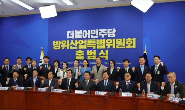 9월 10일 황희 국회의원(뒷줄 오른쪽 다섯 번째) 등 관련 의원들이 참석한 가운데 더불어민주당 방위산업특별위원회가 출범했다. (사진=황희 의원실 제공)