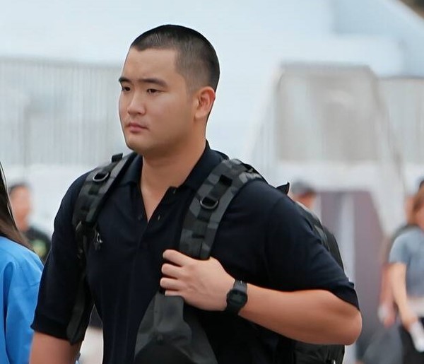 이재용 삼성전자 회장의 장남 이지호 씨가 15일 경남 창원시 해군사관학교에서 열린 해군 학사사관 후보생 입영식에 참가하기 위해 행사장으로 들어가고 있다. (사진=삼성전자 제공)