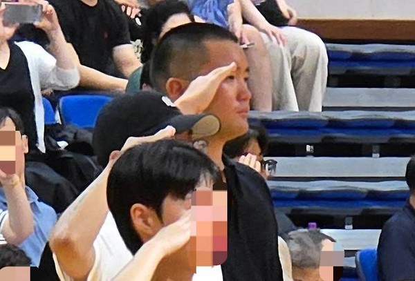 이재용 삼성전자 회장의 장남 이지호 씨가 15일 경남 창원시 해군사관학교에서 열린 해군 학사사관 후보생 입영식에서 거수경례를 하고 있다. (사진=삼성전자 제공)