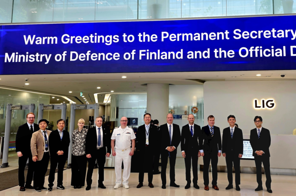 K-방산의 대표주자 LIG넥스원 판교하우스를 방문한 풀키넨 필란드 국방부 차관(오른쪽 세 번째부터), 유리 예르비아호 주한 핀란드대사와 함께 박종성 LIG넥스원 미래전략부문장(오른쪽 두번째)을 비롯한 주요 관계자들이 기념촬영을 하고 있다. (사진=LIG넥스원 제공)