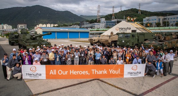 19일 한화에어로스페이스 창원2사업장에서 진행된 ‘참전용사 재방한 행사’에서 6·25전쟁 미국 참전용사 85명 등 관계자들이 주요 무기체계 앞에서 기념사진을 찍고 있다. (사진=한화에어로스페이스 제공)