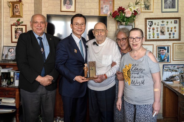 LIG넥스원 신익현 대표(왼쪽 두 번째)가 16일(현지시간) 프랑스에 거주 중인 6·25전쟁 유엔군 참전용사 세르주 아르샹보(왼쪽 세 번째)씨 자택을 방문해 고마운 마음을 전하고 있다. (사진=LIG넥스원 제공)