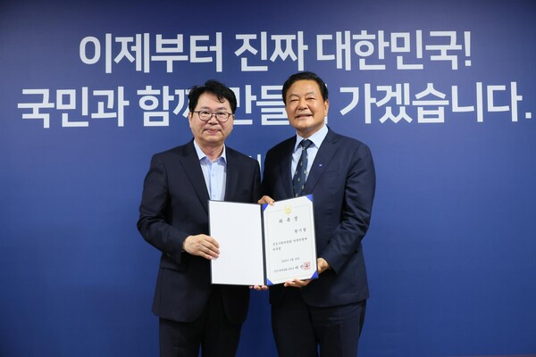 이한주 국정기획위원장(왼쪽)이 23일 국정기획위원회 회의실에서 황기철 전 국가보훈처장에게 대통령 직속 국정기획위원회 외교안보분과 자문위원 위촉장을 전달하고 기념사진을 찍고 있다. (사진=국정기획위원회 제공)