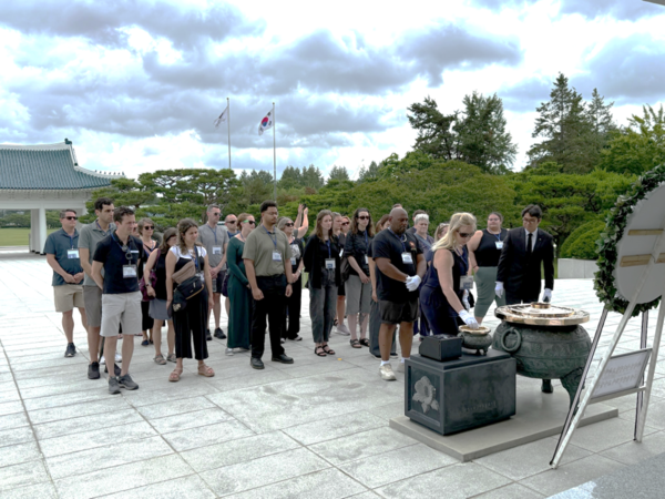 지난 7월 1일, 서울 조선호텔에서 Discover Korea Research Fellow 프로그램 발대식이 열렸다. 이번 프로그램에는 유엔 참전국 역사교사 협회 관계자와 교사 등 총 30명이 참가했으며, 한국을 깊이 이해하기 위한 11박 일정의 ‘한국 배우기’ 프로그램이 본격적으로 시작되었다. 참가 교사들은 프로그램의 일환으로 국립묘지를 찾아 충혼탑을 참배하였다. 엄숙한 분위기 속에서 헌화와 분향을 하며 한국전쟁에서 희생한 영령들을 기리고, 한국·유엔 동맹의 역사적 의미를 되새겼다. (사진=한국전쟁유업재단 제공)