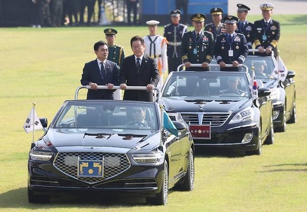이재명 대통령이 1일 충남 계룡대 대연병장에서 열린 건군 77주년 국군의 날 기념행사에서 열병차량에 탑승해 사열하고 있다. (사진=대통령실사진기자단)