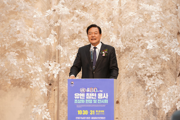 황기철 전 국가보훈처장이 30일 서울 용산구 로얄파크컨벤션에서 국방신문 주최로 열린 ‘6·25 유엔 참전용사 초상화 헌정 및 전시회’에서 환영사를 하고 있다. 